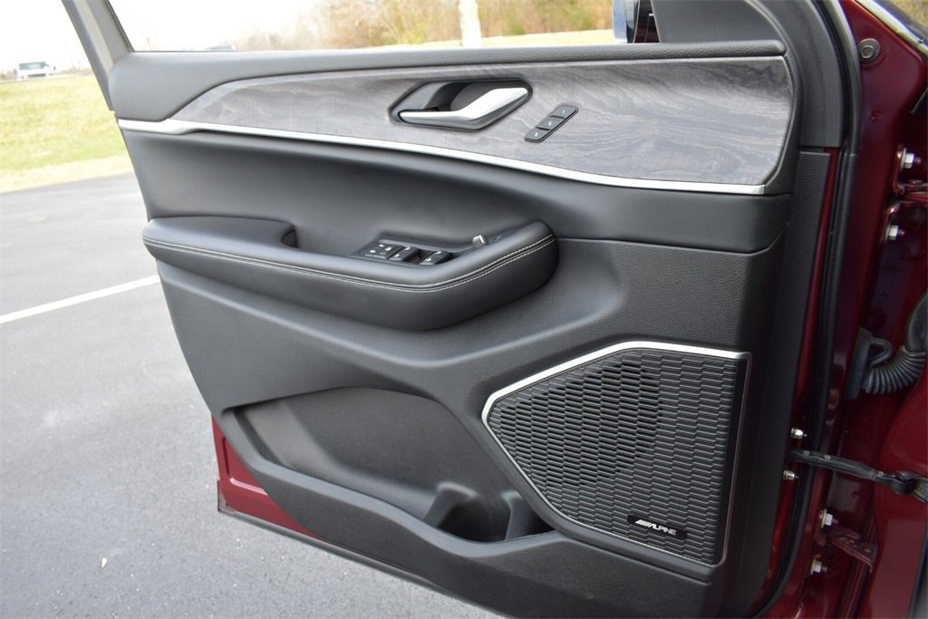 Used 2023 Jeep Grand Cherokee Limited w/ Black Appearance Package image 24