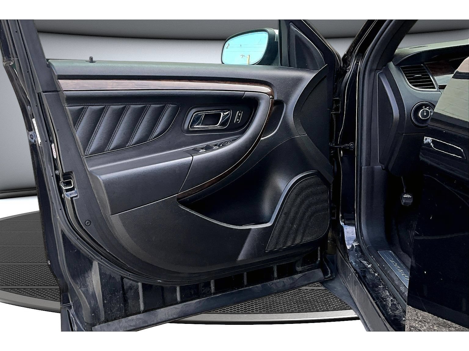 Used 2013 Ford Taurus Limited FWD image 32