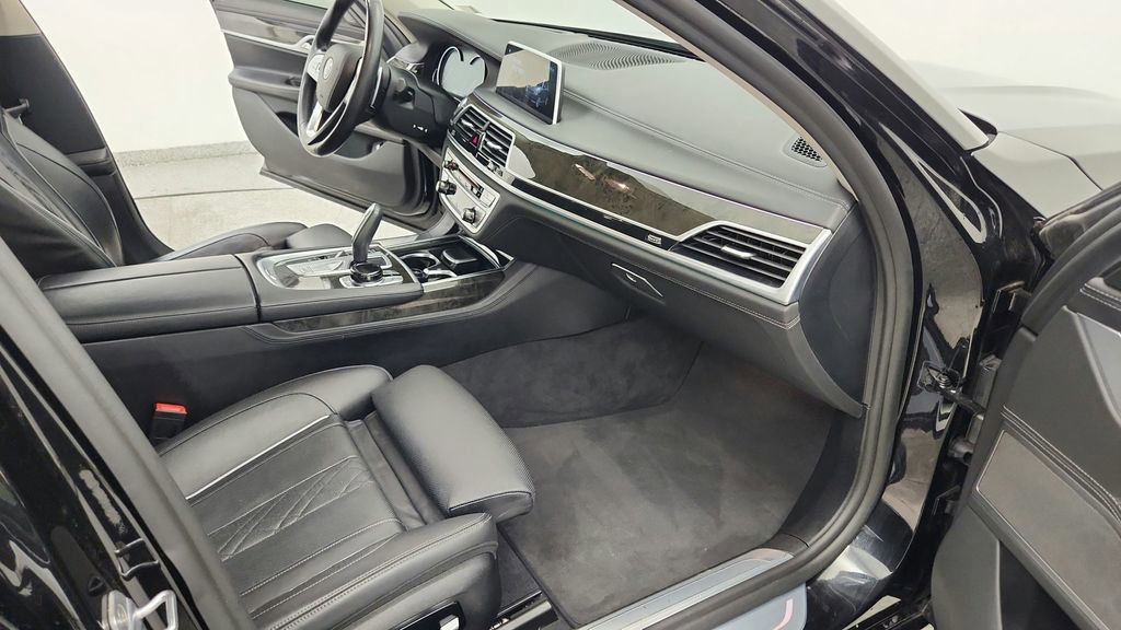 Used 2018 BMW 750i xDrive image 42