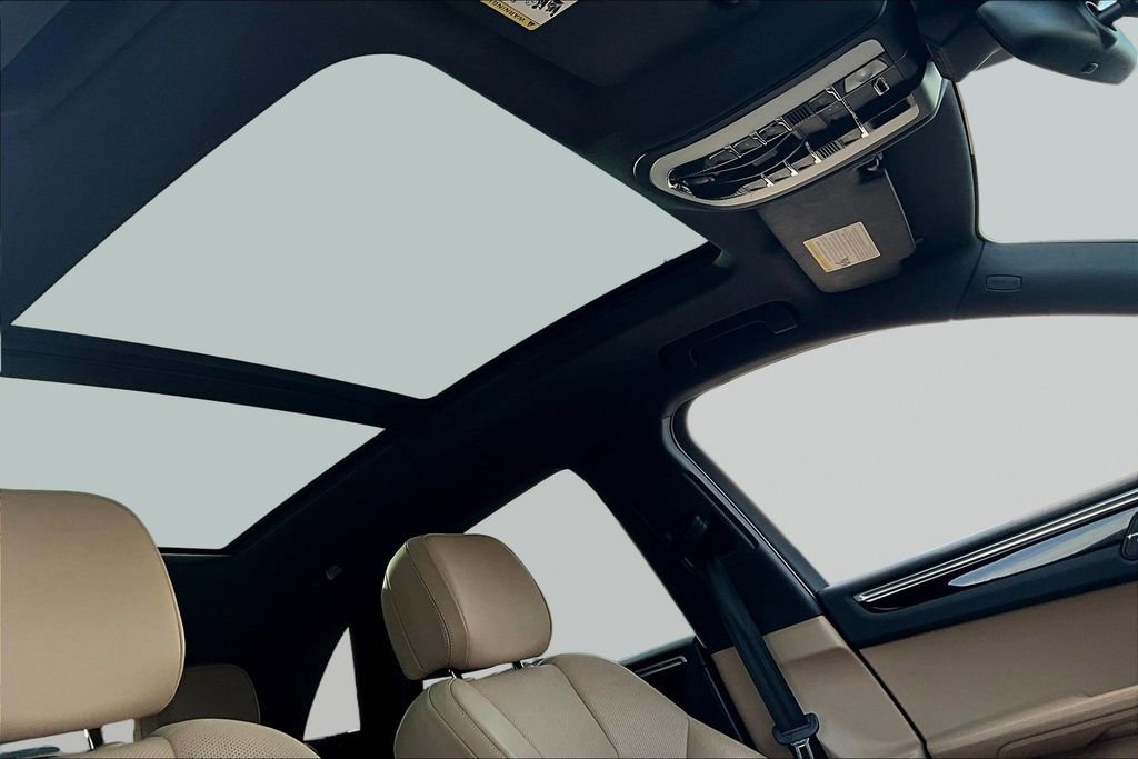 Used 2022 Porsche Macan AWD/4WD image 30