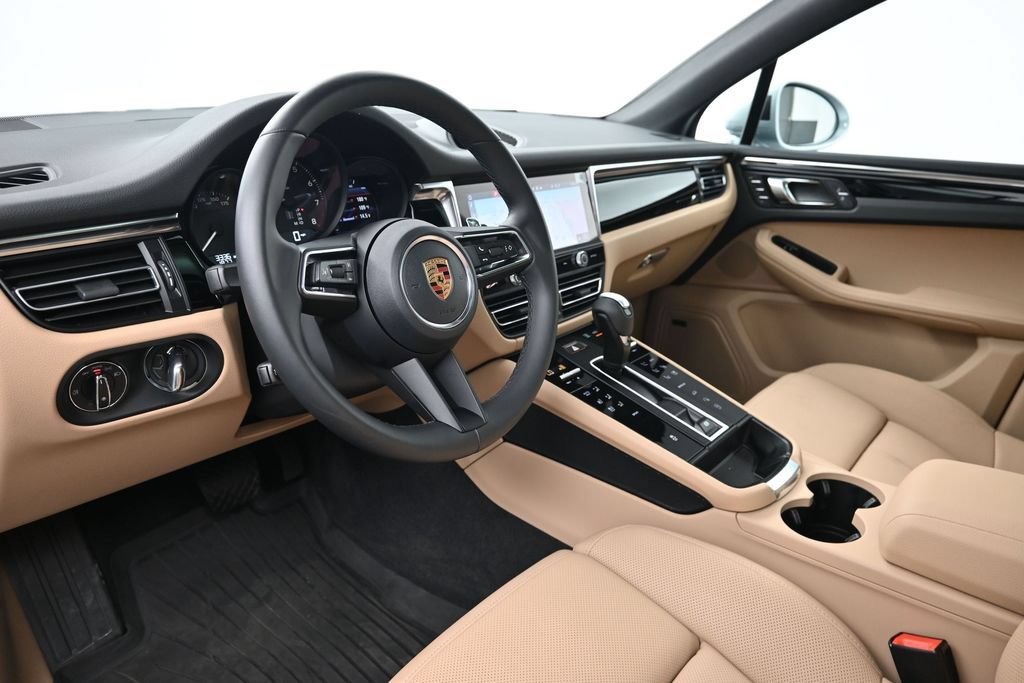 Certified 2026 Porsche Macan AWD/4WD image 4