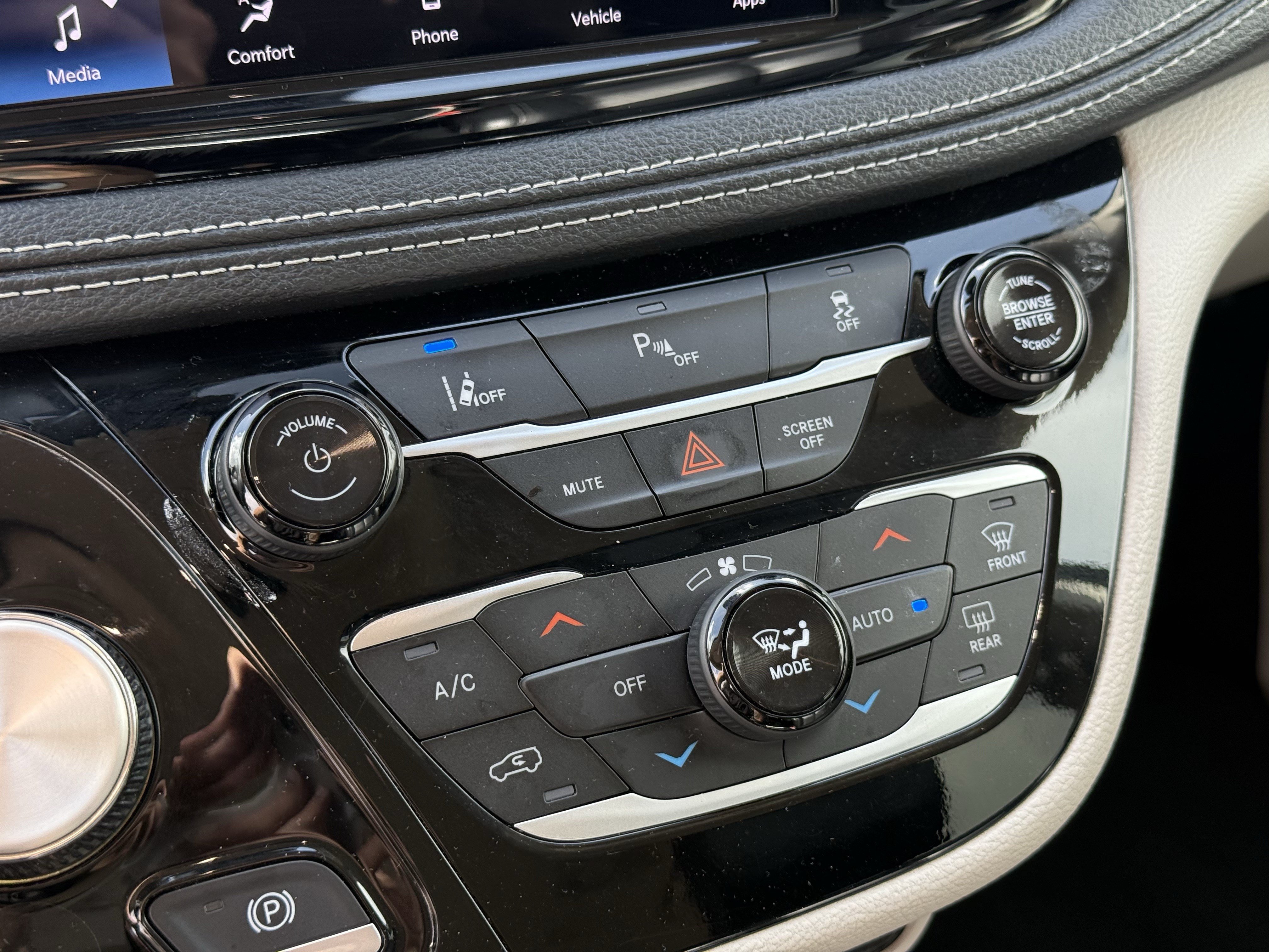Used 2023 Chrysler Pacifica Touring-L FWD image 22