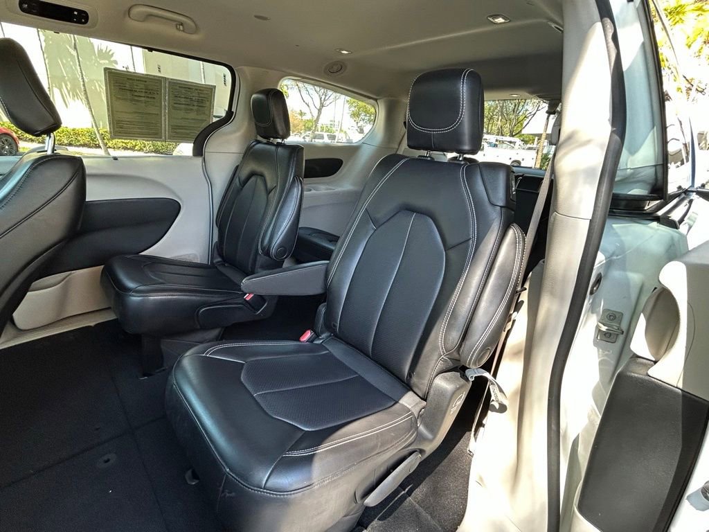 Used 2023 Chrysler Pacifica Touring-L image 45