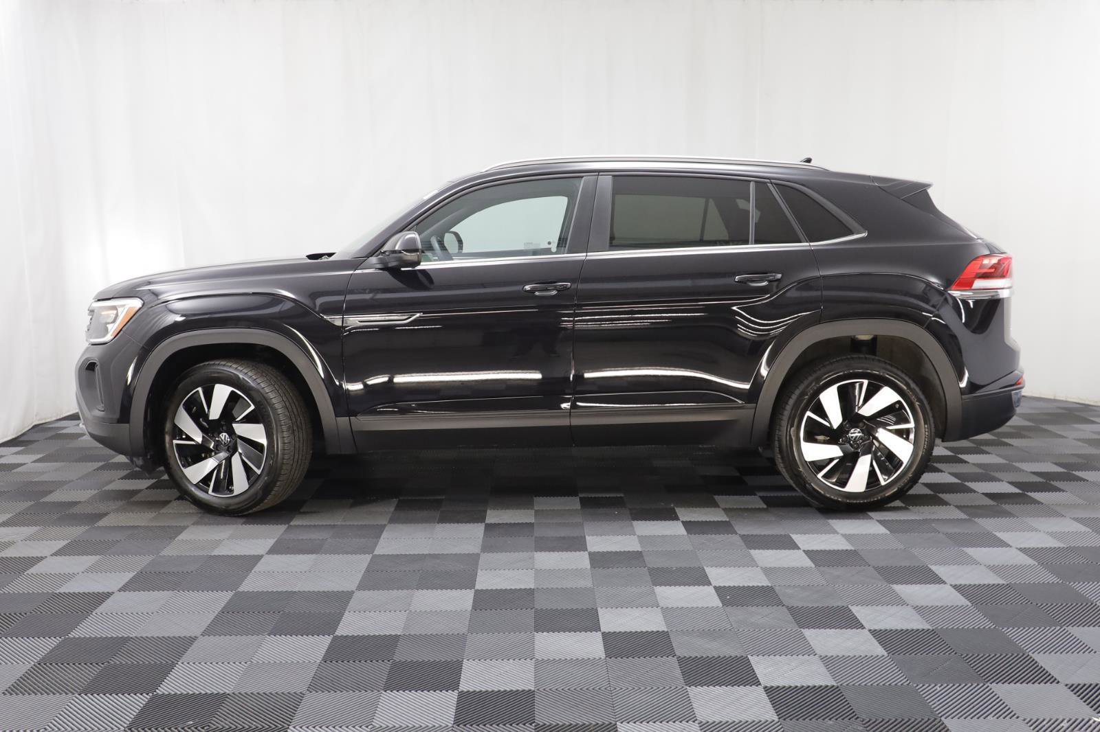 Used 2025 Volkswagen Atlas Cross Sport SE image 4