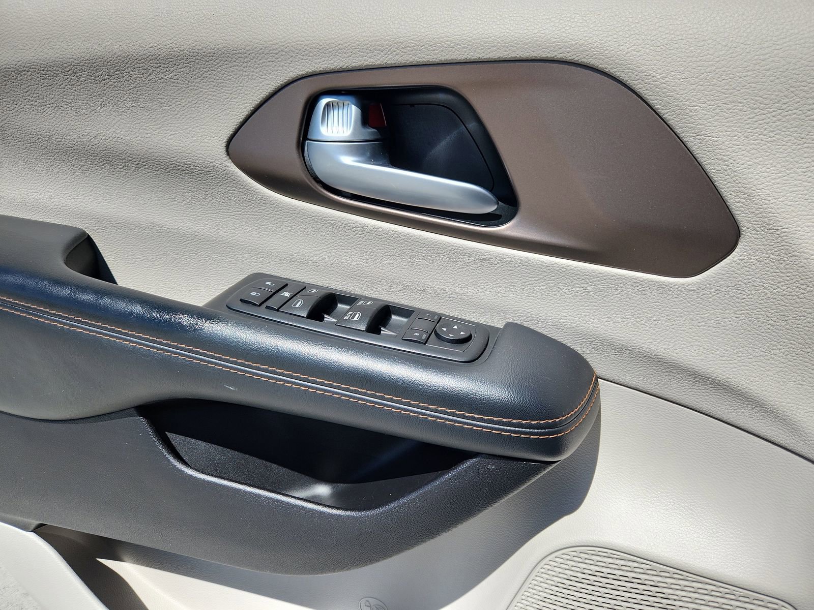 Used 2017 Chrysler Pacifica Touring-L FWD image 9