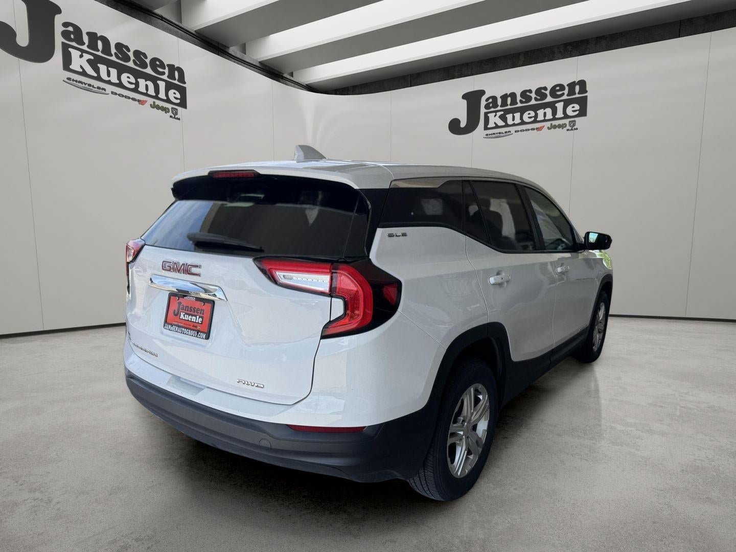 Used 2024 GMC Terrain SLE AWD/4WD image 3