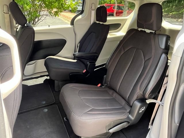 Used 2020 Chrysler Pacifica Touring FWD image 28