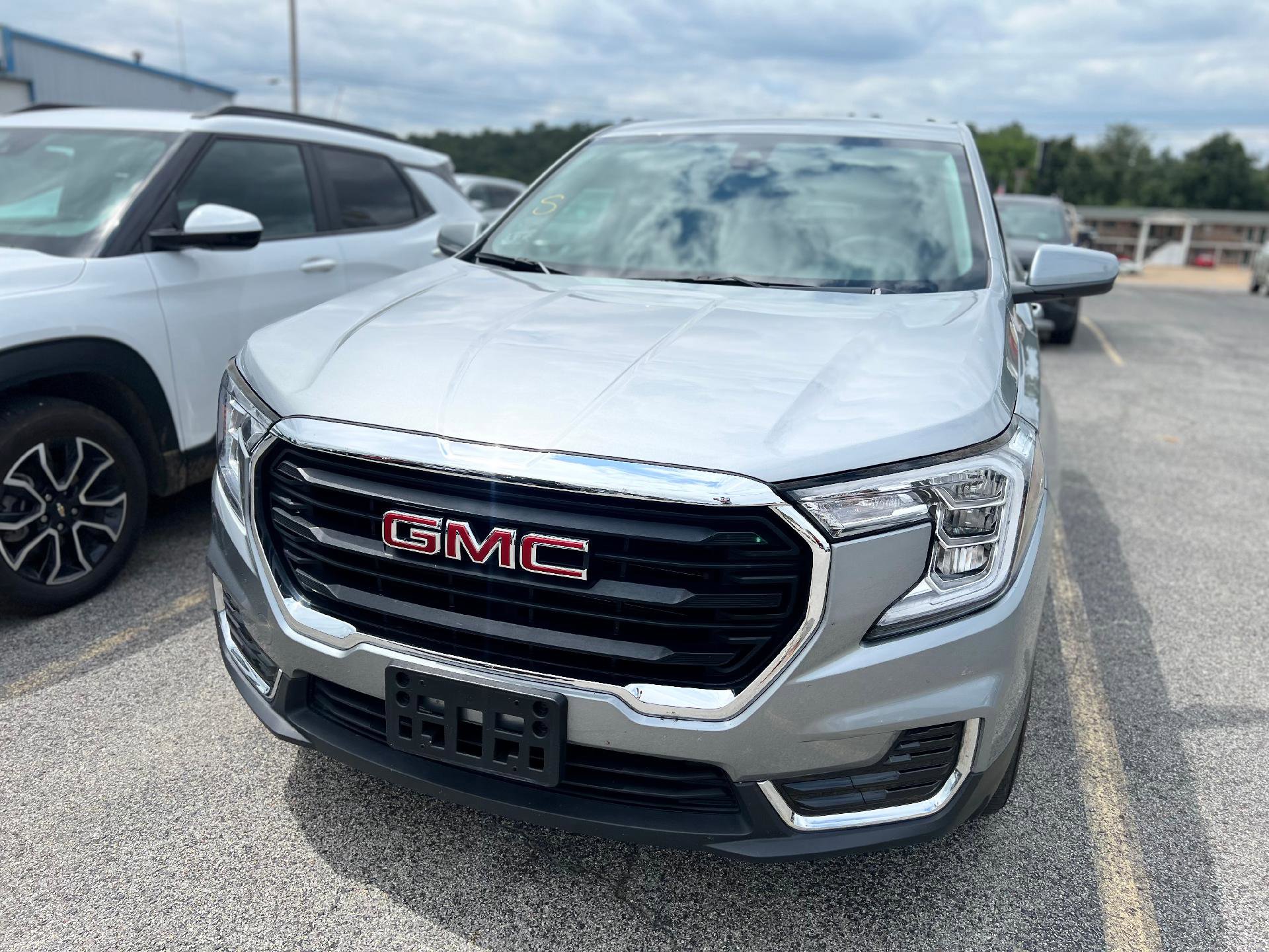 Used 2024 GMC Terrain SLE image 7