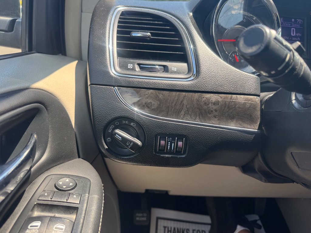 Used 2014 Chrysler Town & Country Touring FWD image 35