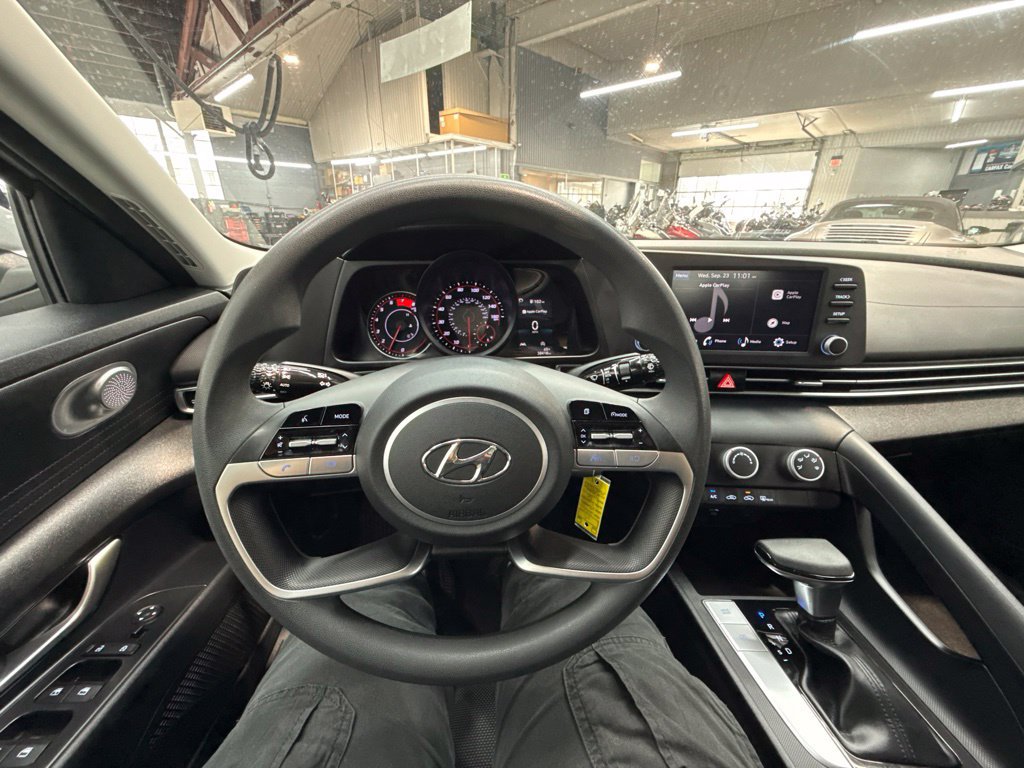 Used 2021 Hyundai Elantra SE FWD image 17