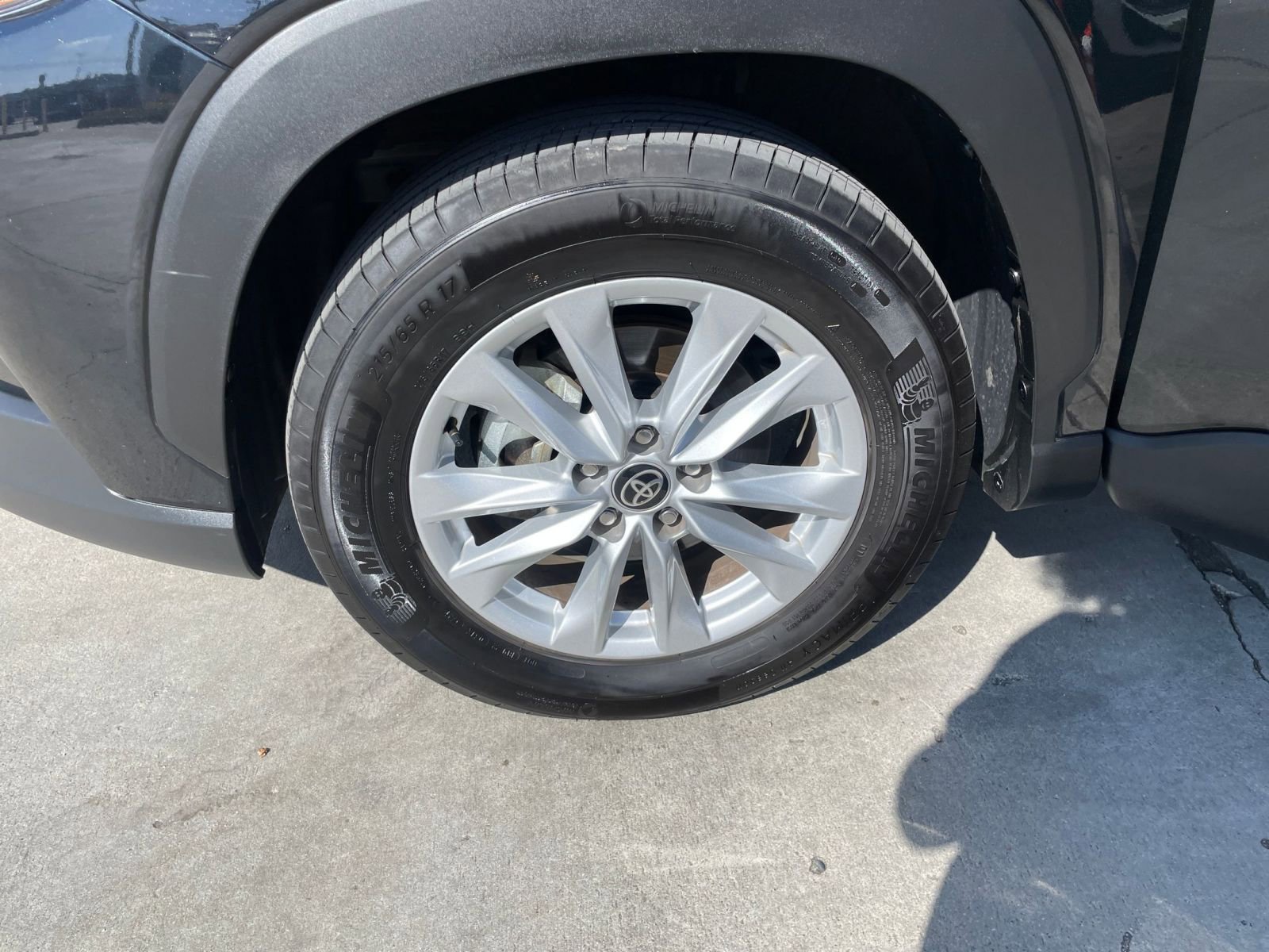 Used 2025 Toyota Corolla Cross LE image 30