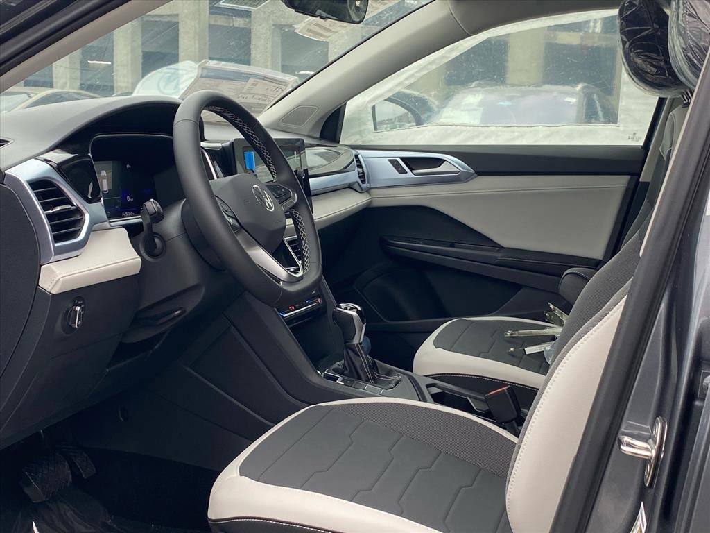 New 2026 Volkswagen Taos SE image 2