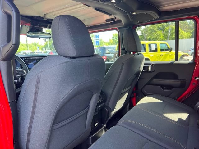 Used 2025 Jeep Wrangler Unlimited Sahara AWD/4WD image 17