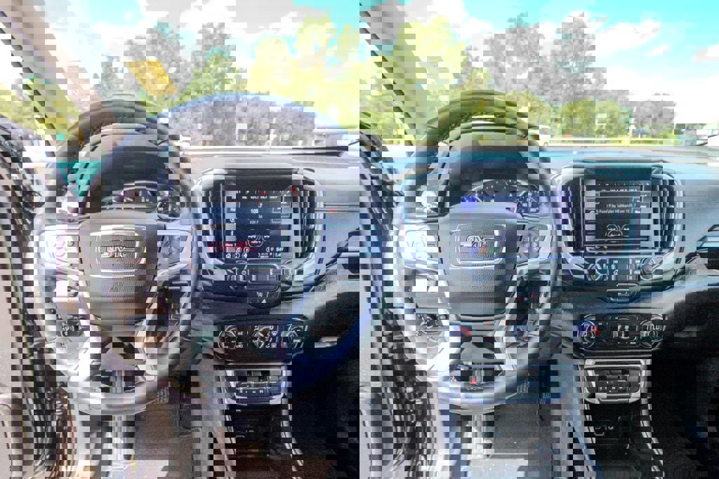 Used 2023 GMC Terrain SLT image 31