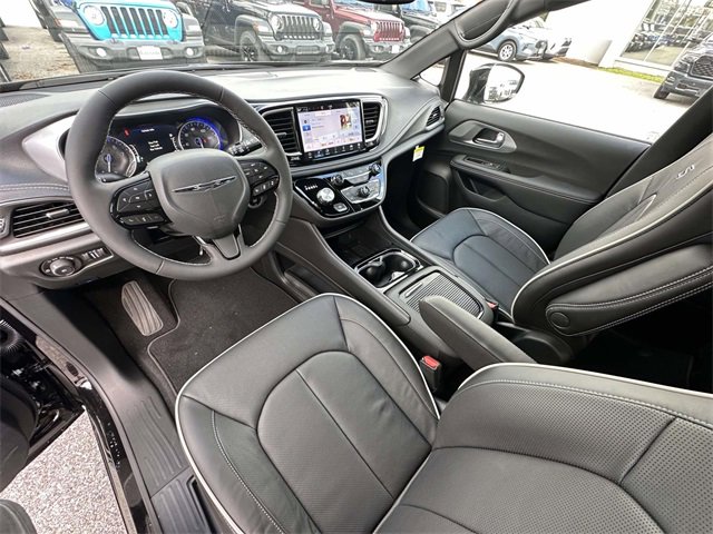 New 2026 Chrysler Pacifica Limited image 7