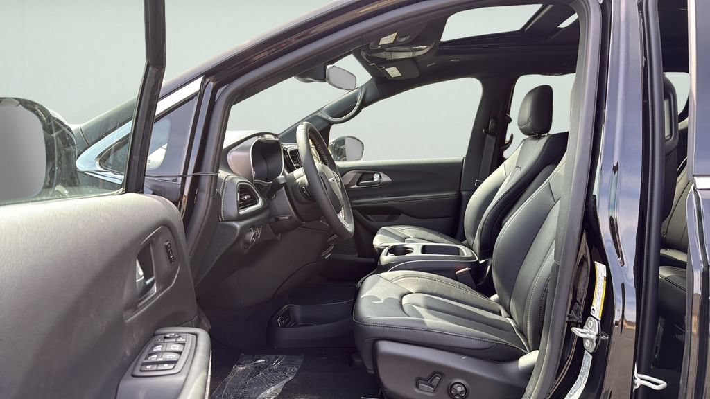 New 2026 Chrysler Pacifica Select AWD/4WD image 21