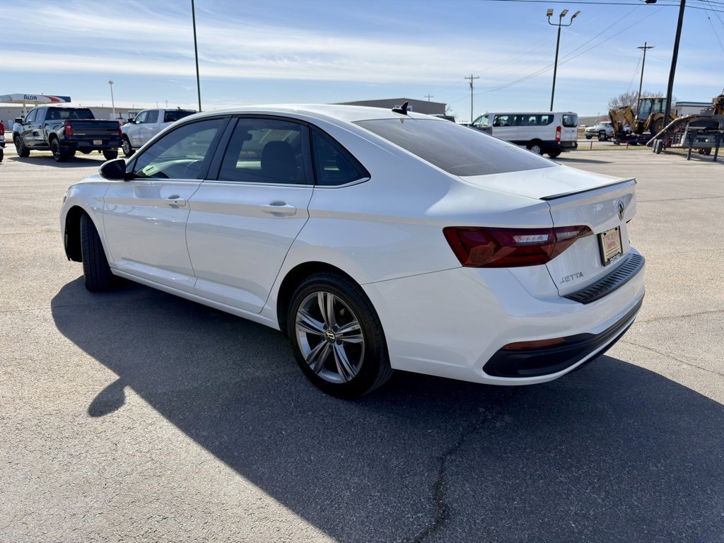 Used 2023 Volkswagen Jetta SE image 3
