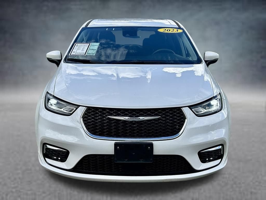 Used 2023 Chrysler Pacifica Touring-L FWD image 2