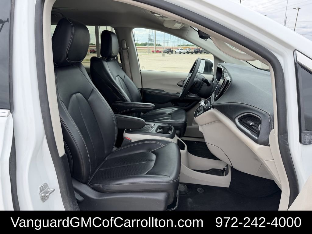 Used 2023 Chrysler Pacifica Touring-L FWD image 31