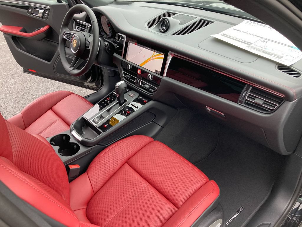 Used 2025 Porsche Macan AWD/4WD image 22