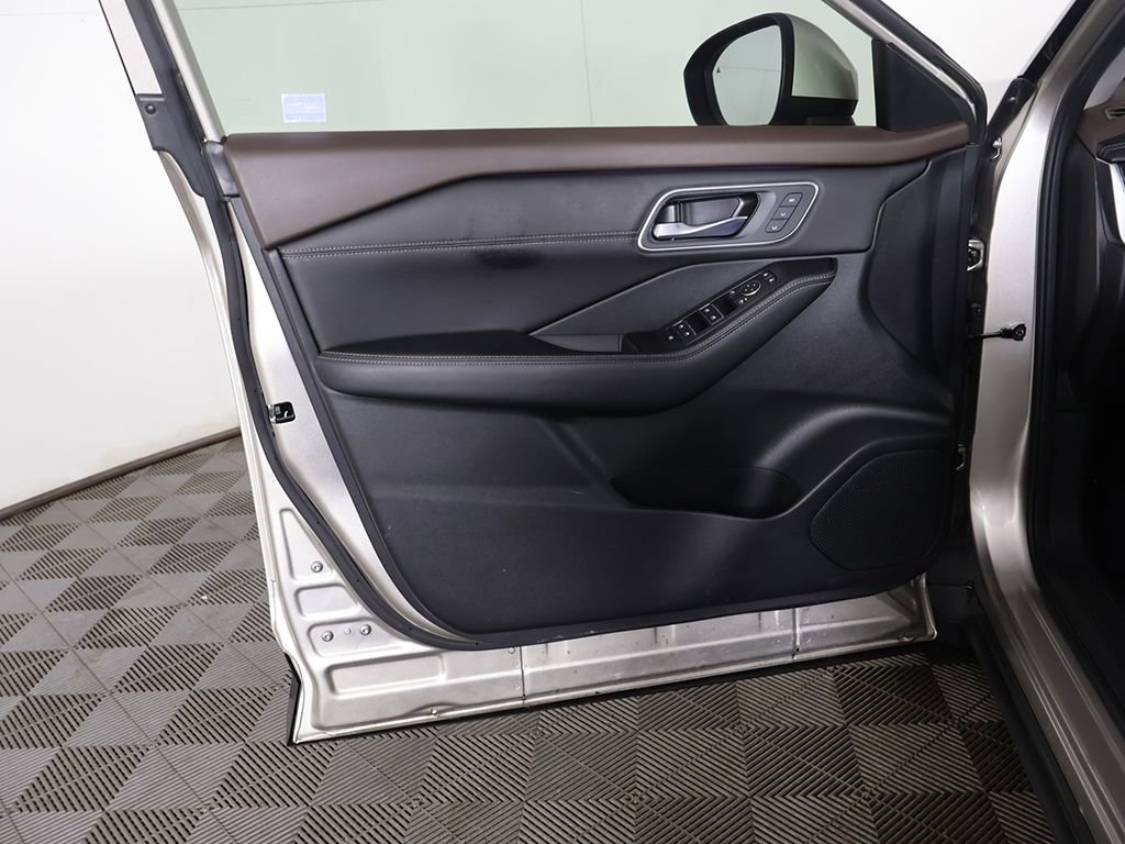 Used 2023 Nissan Rogue Platinum image 22