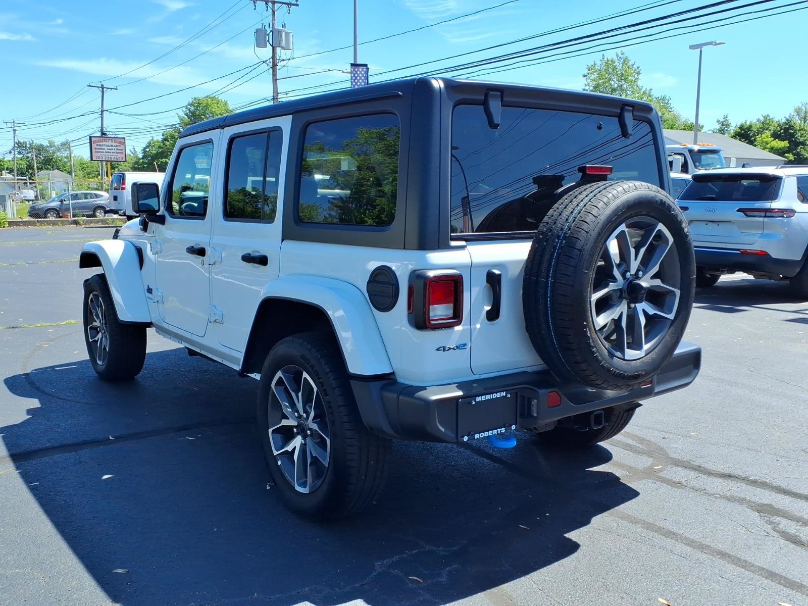 Certified 2024 Jeep Wrangler Unlimited w/ Technology Group AWD/4WD image 5