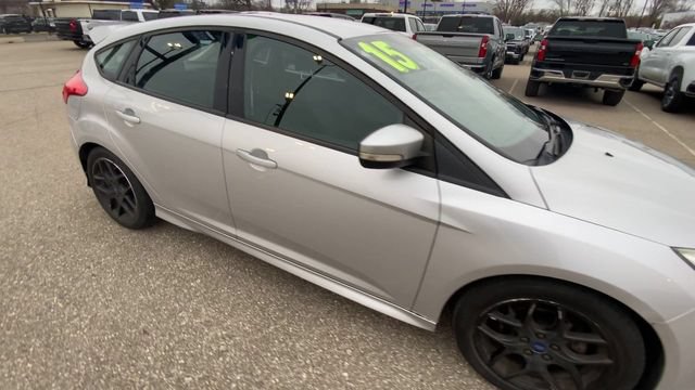 Used 2015 Ford Focus SE w/ SE Sport Package FWD image 3