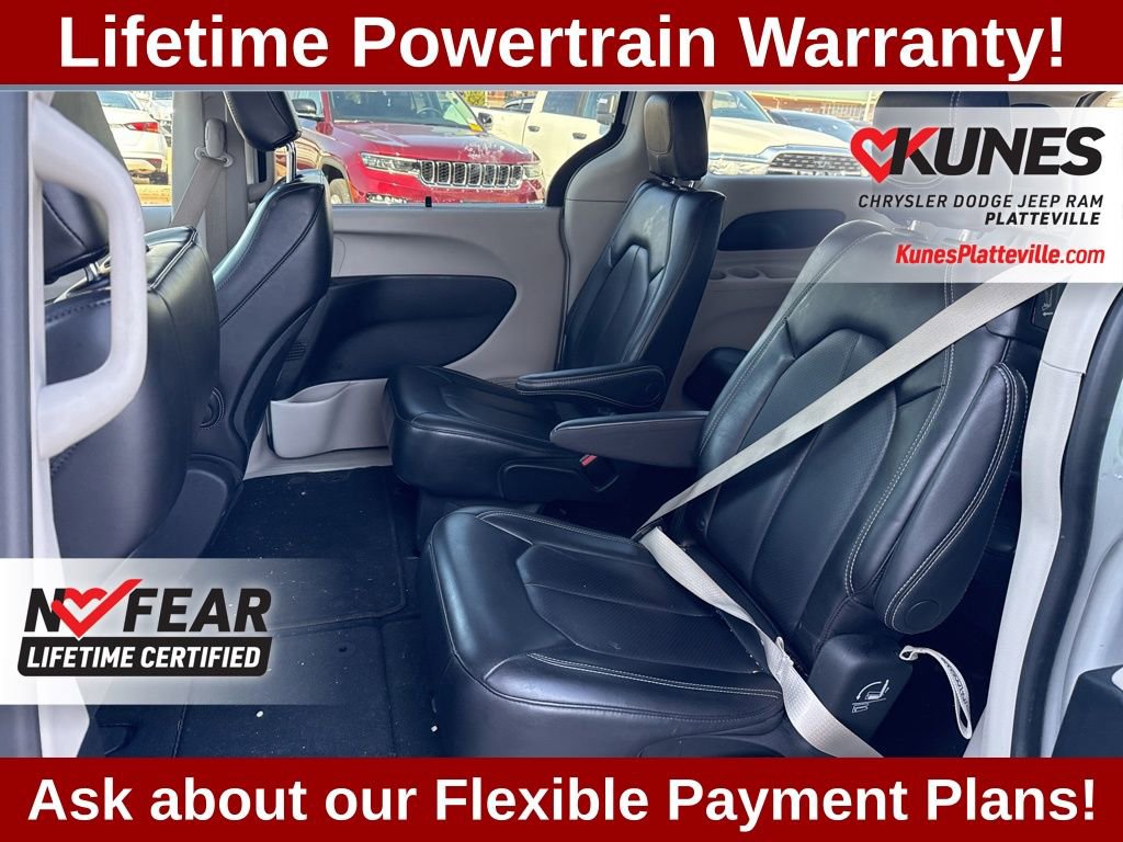 Used 2023 Chrysler Pacifica Touring-L image 21