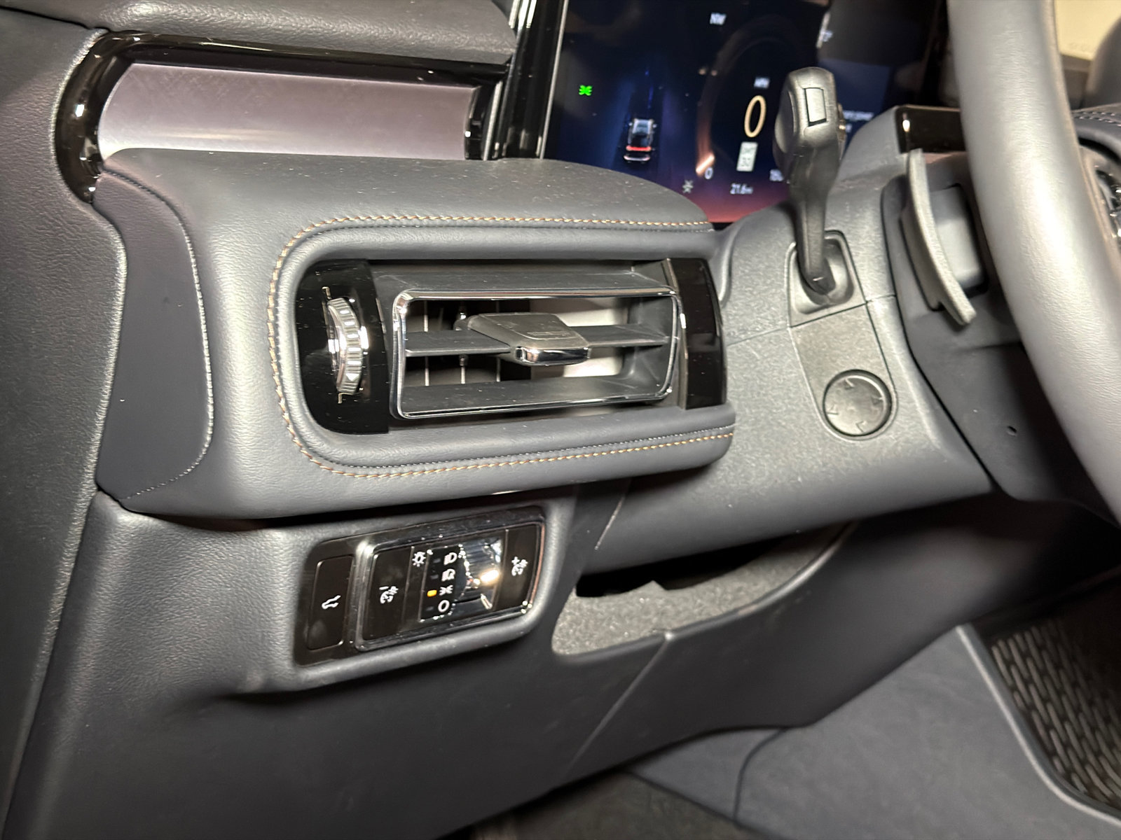 New 2027 Lincoln Aviator AWD image 18