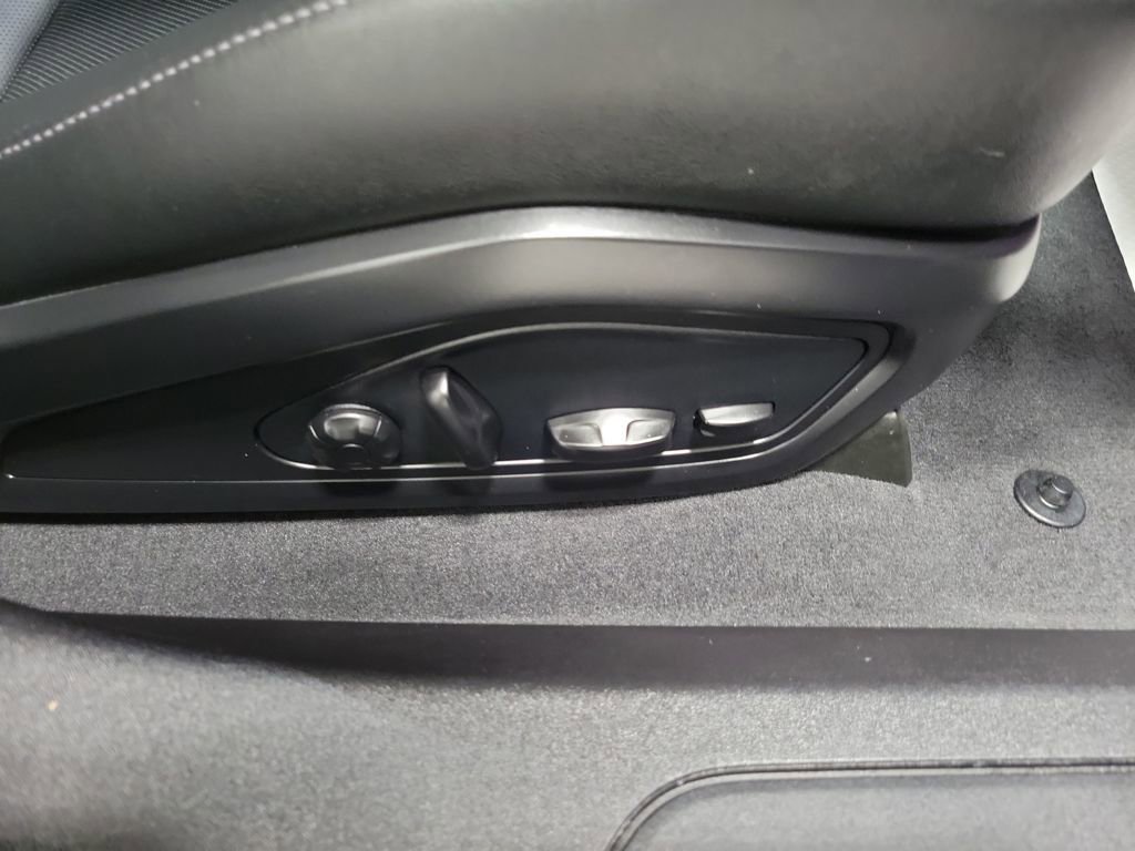 Used 2021 Porsche Taycan image 30