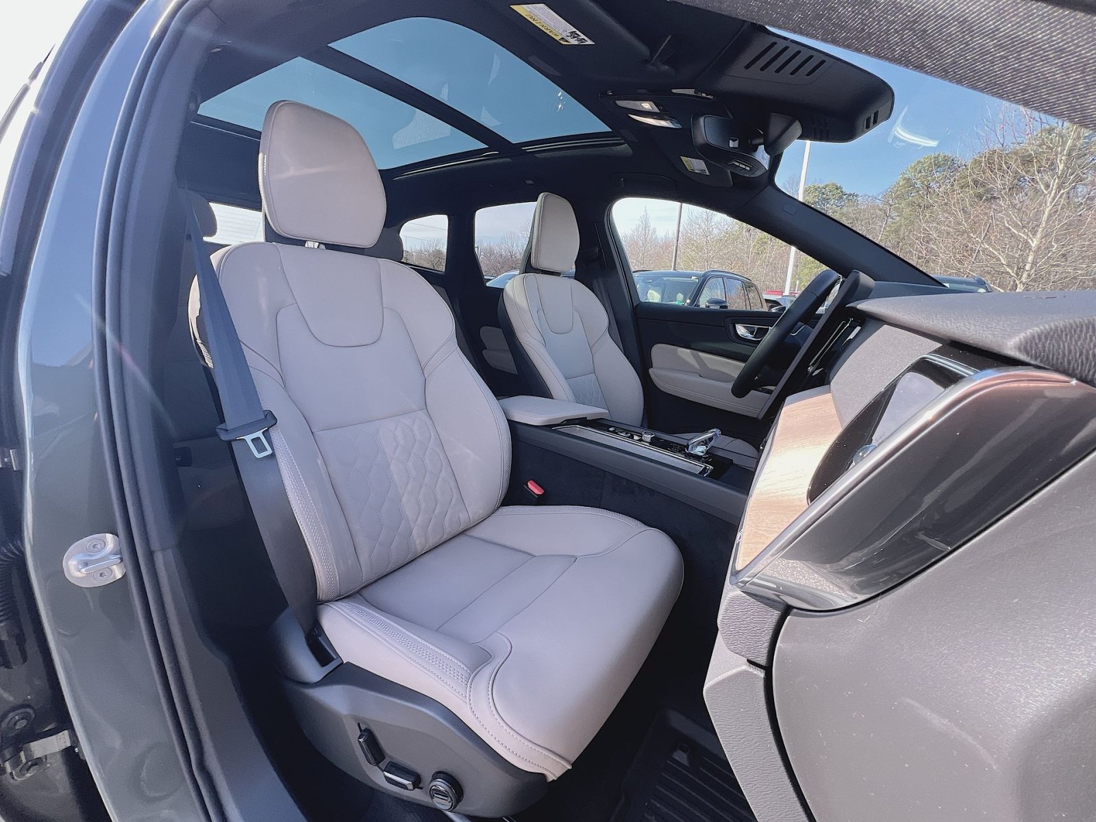 New 2026 Volvo XC60 B5 Plus w/ Protection Package Premier AWD/4WD image 27