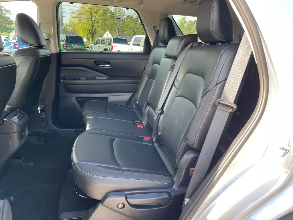 Used 2025 Nissan Pathfinder SL AWD/4WD image 43