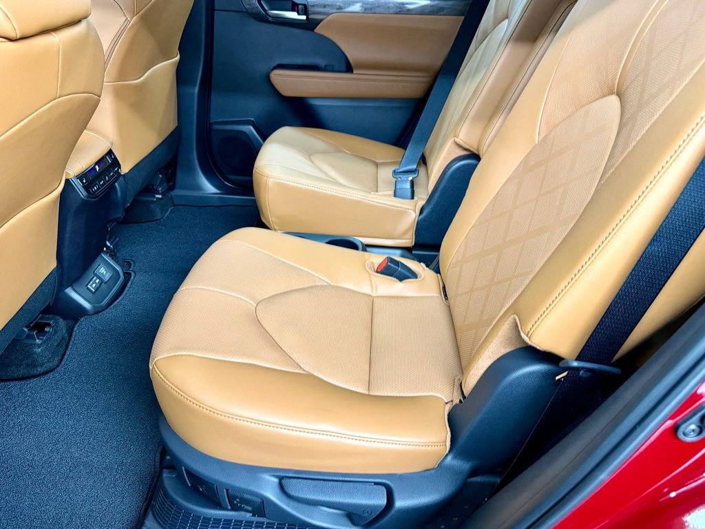 Used 2026 Toyota Highlander Platinum image 34