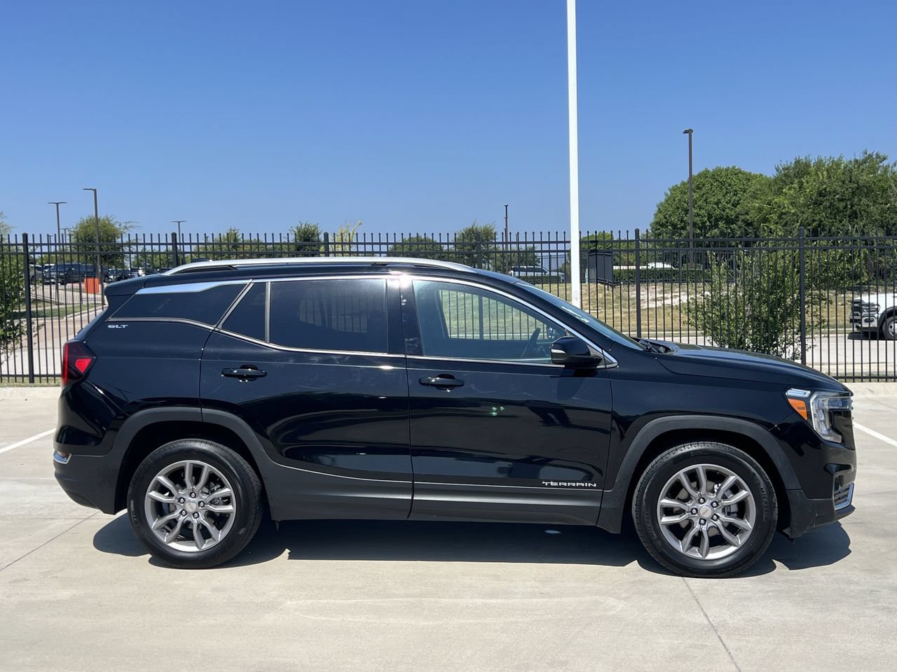 Used 2024 GMC Terrain SLT AWD/4WD image 3