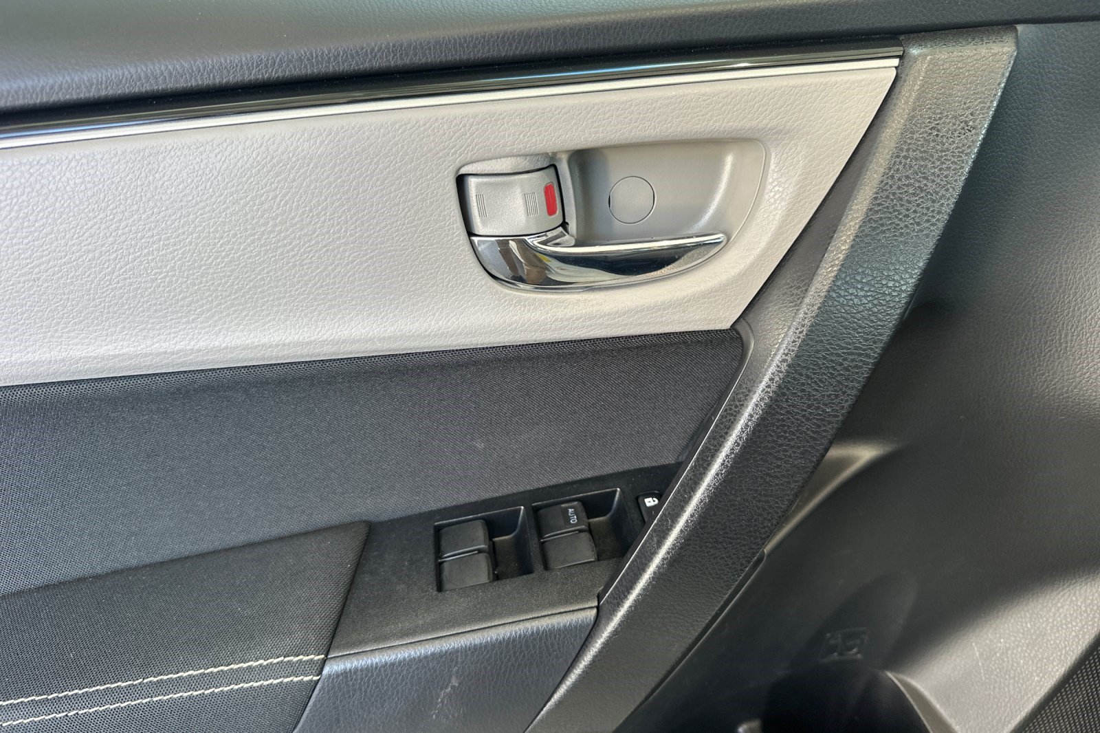 Used 2019 Toyota Corolla LE FWD image 12