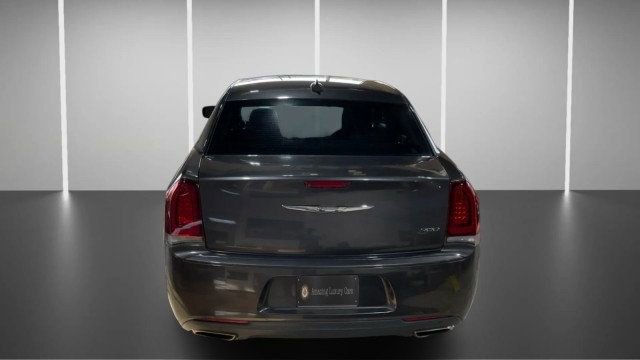 Used 2019 Chrysler 300 Touring w/ Sport Appearance Package image 8