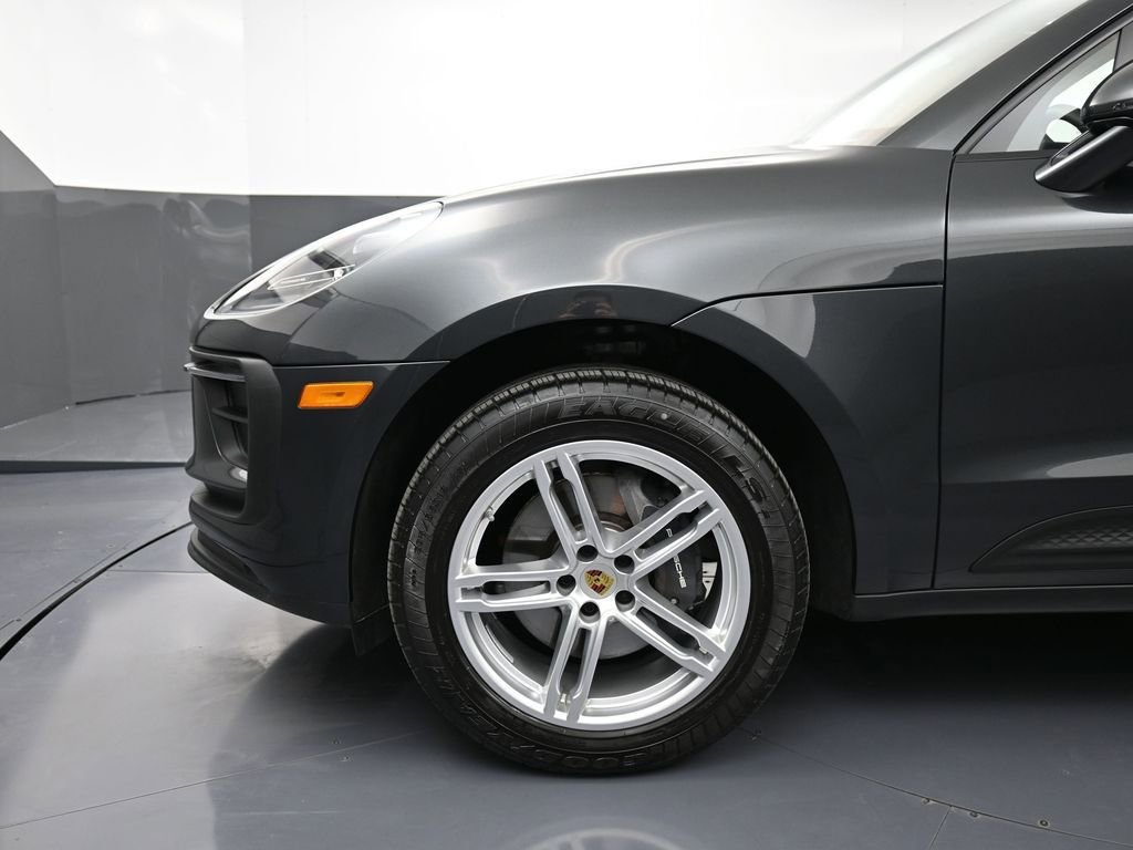 Certified 2025 Porsche Macan image 12