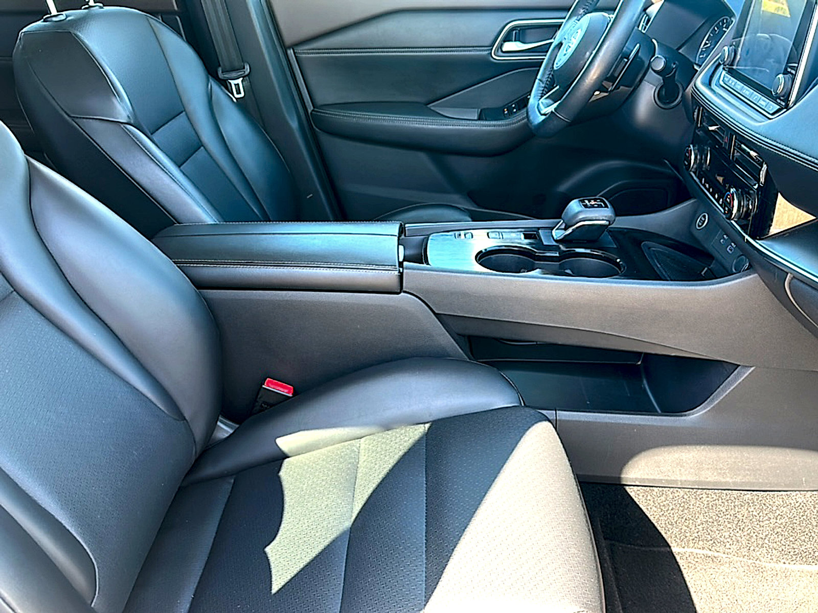 Used 2021 Nissan Rogue SV w/ Premium Package image 24