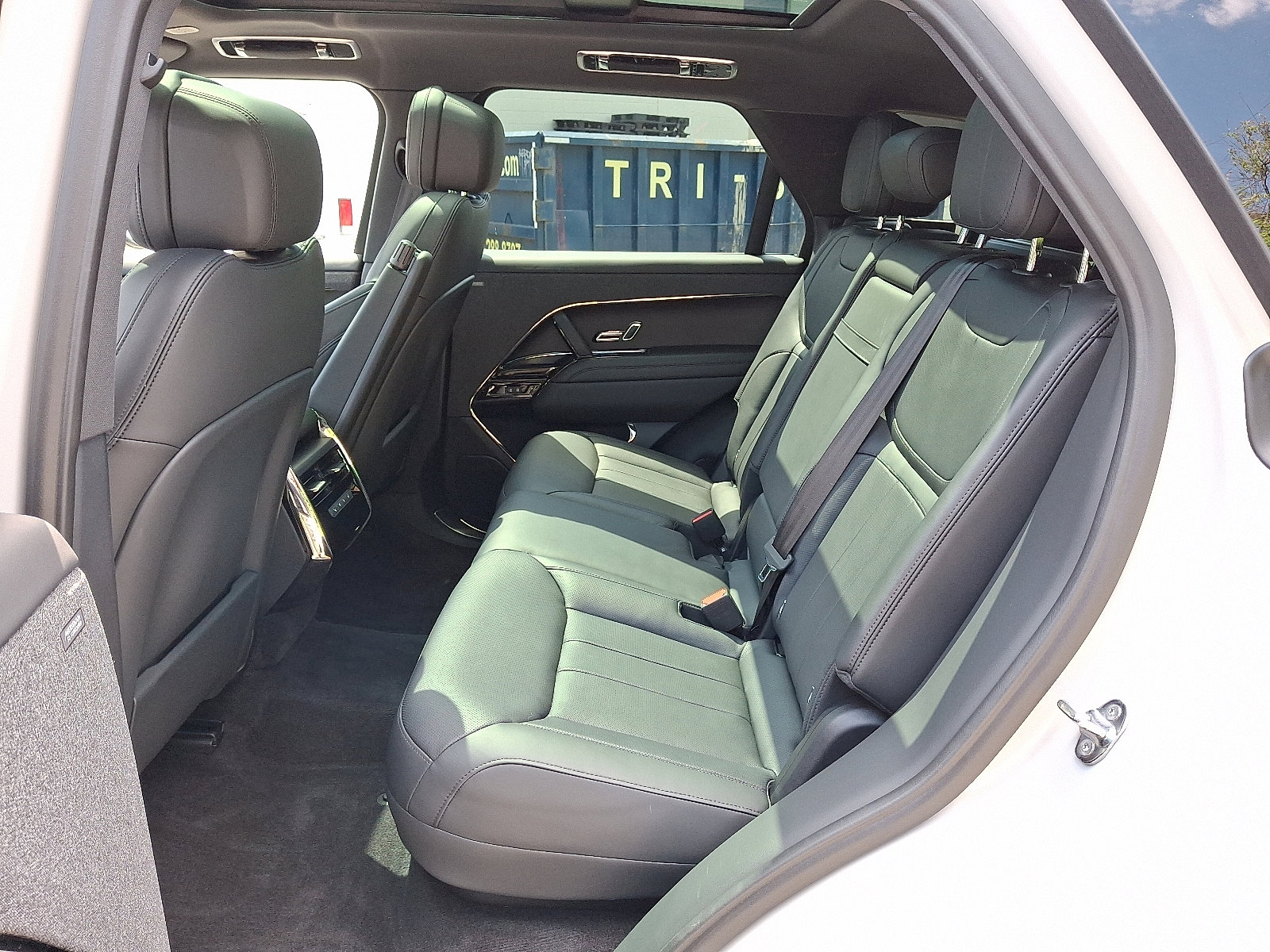 Used 2025 Land Rover Range Rover Sport SE image 5