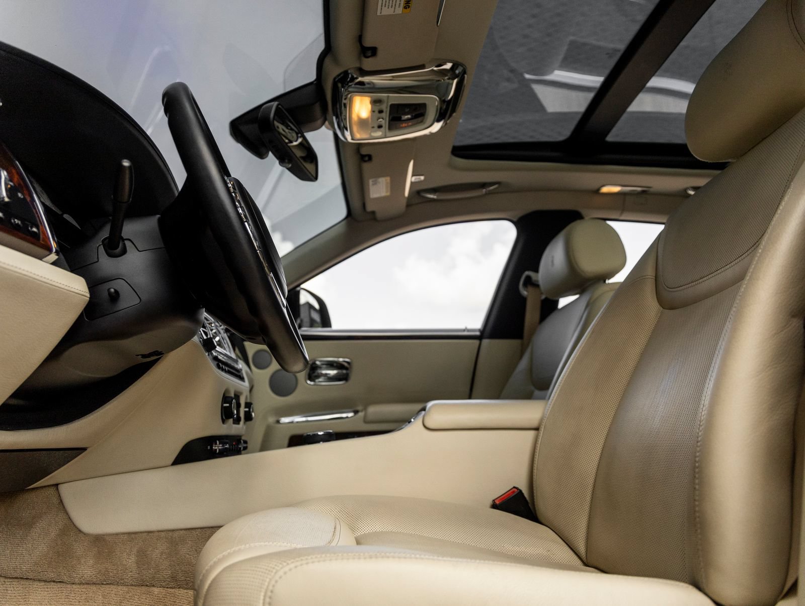 Used 2015 Rolls-Royce Ghost RWD image 25