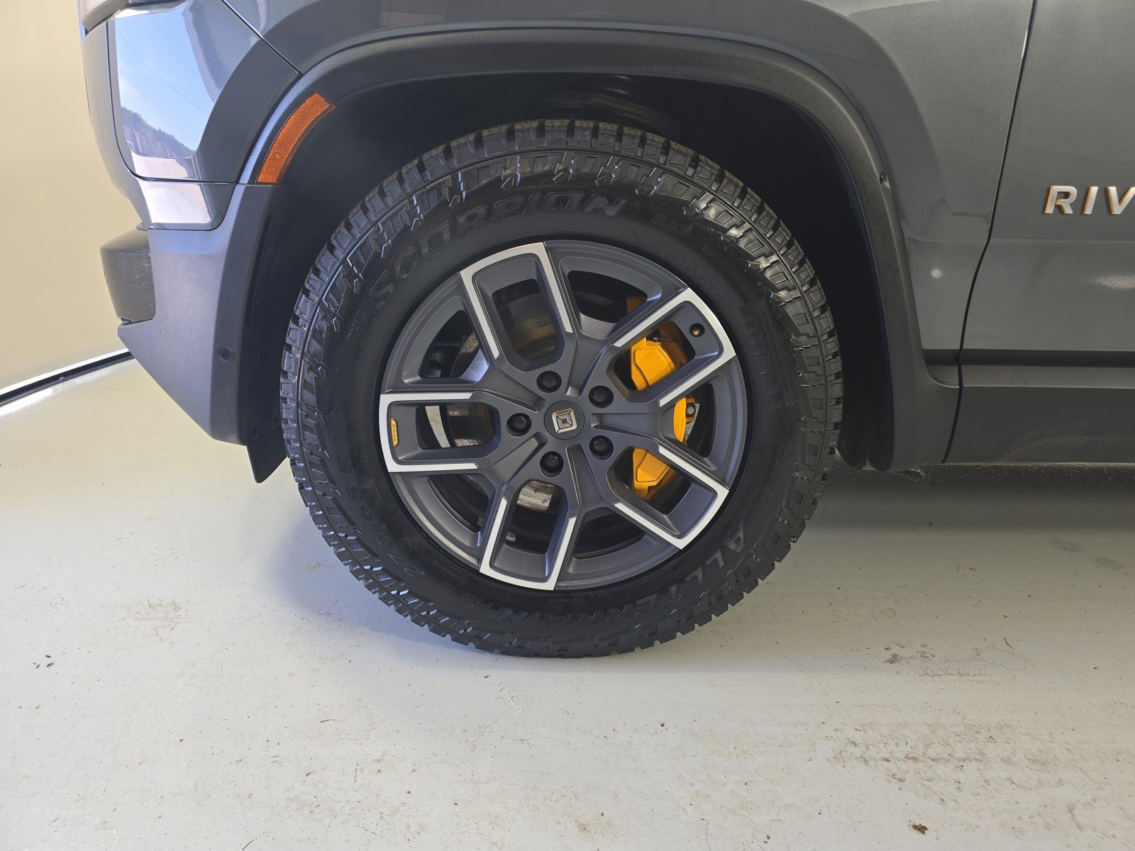 Used 2024 Rivian R1S Adventure image 9