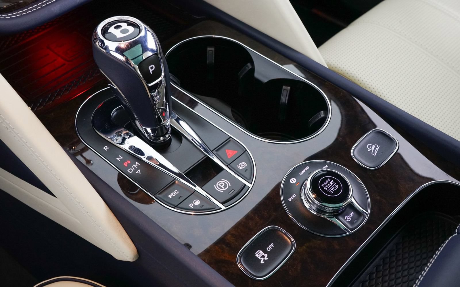 Used 2022 Bentley Bentayga AWD/4WD image 28