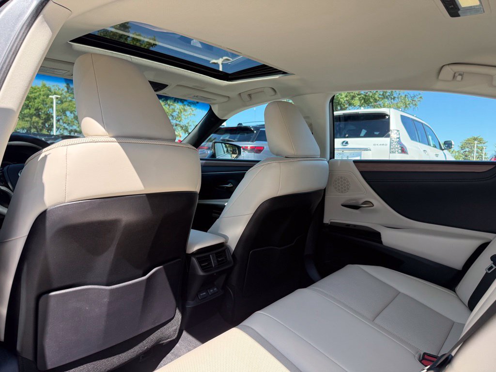 Used 2024 Lexus ES 300h w/ Premium Package FWD image 16