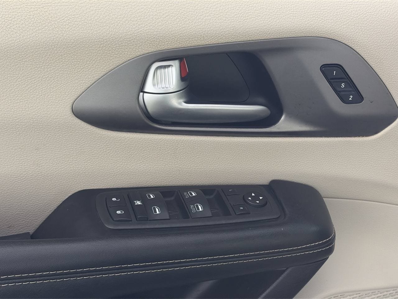 Used 2021 Chrysler Pacifica Touring-L FWD image 18