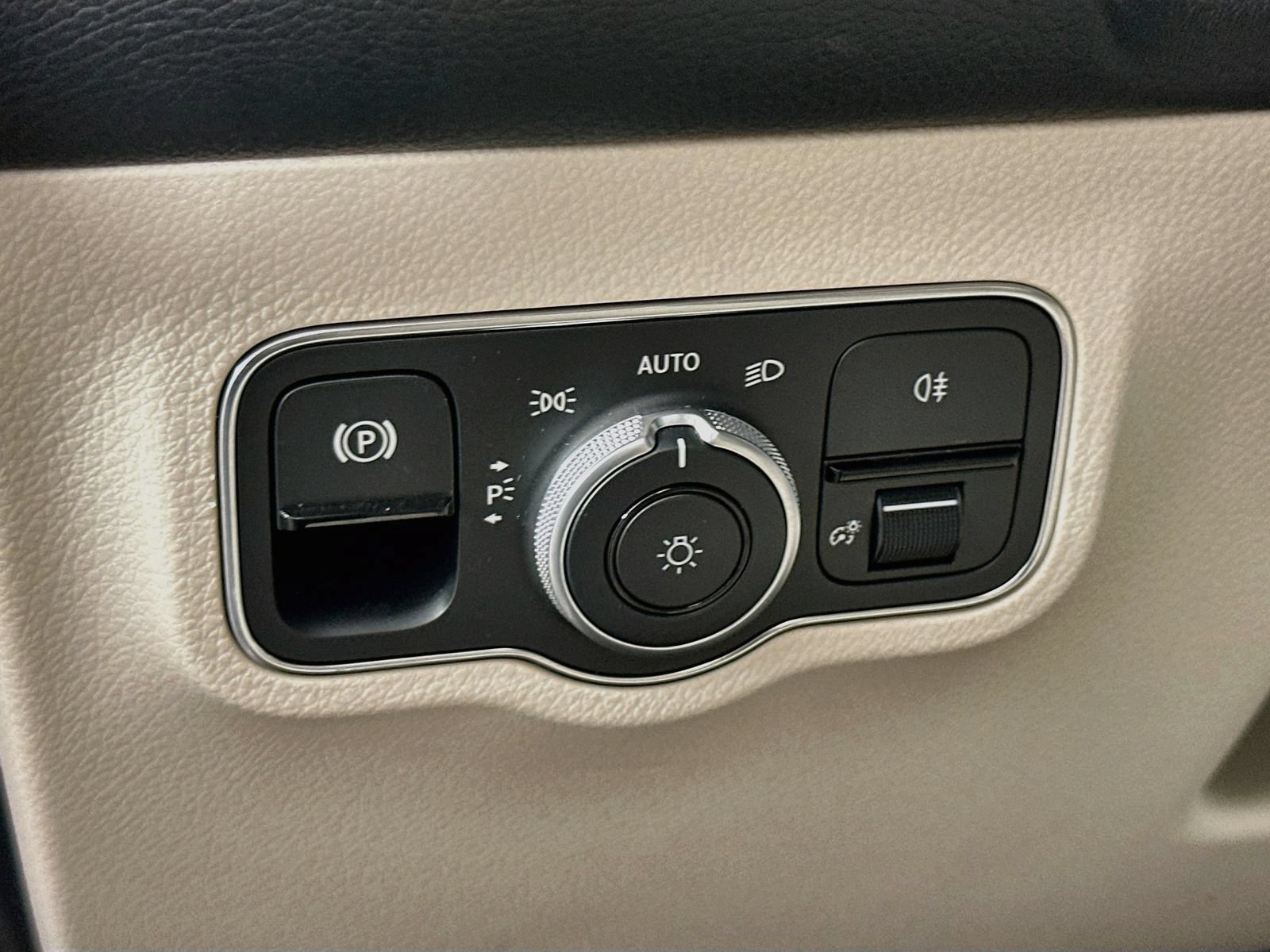 Used 2023 Mercedes-Benz EQB 300 4MATIC w/ Exclusive Package image 10