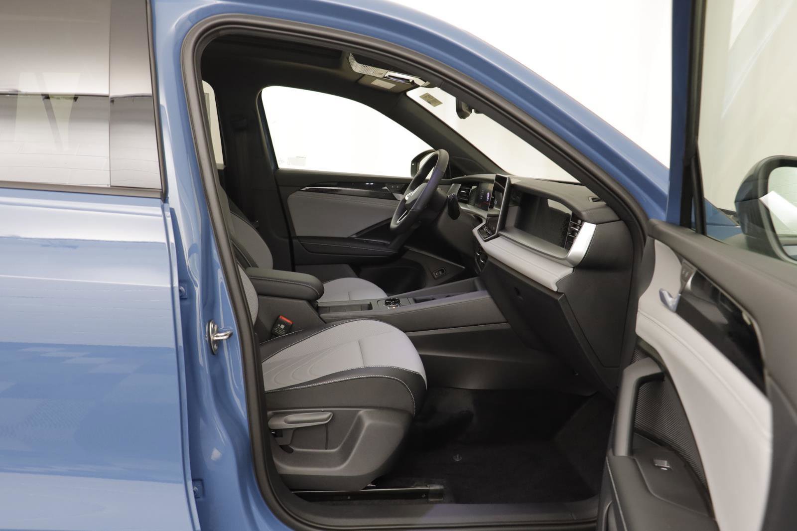 New 2026 Volkswagen Tiguan SE R-Line image 18