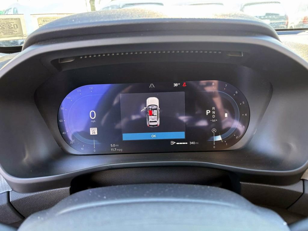 Used 2025 Volvo XC40 B5 Core image 12
