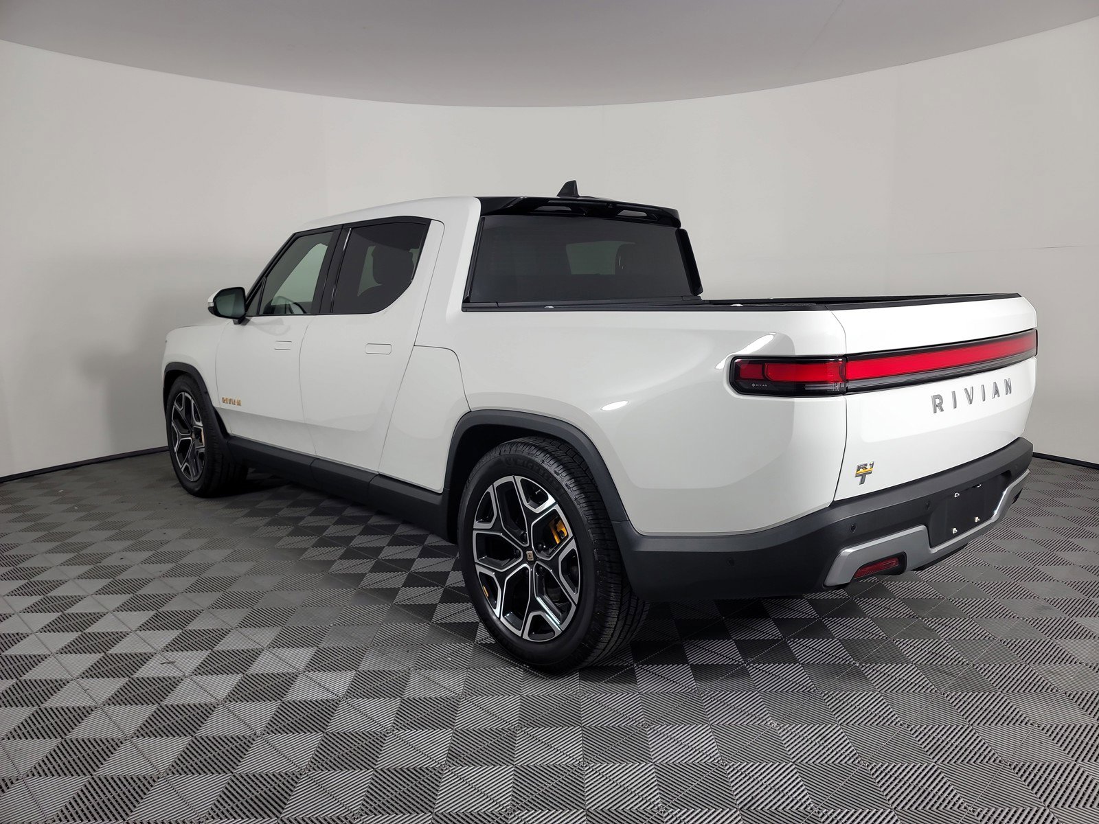 Used 2022 Rivian R1T Adventure image 3