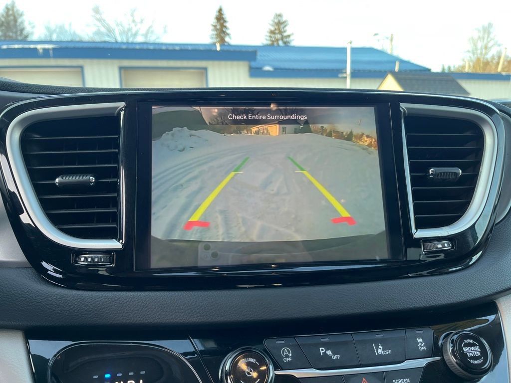 Used 2023 Chrysler Pacifica Touring-L image 24