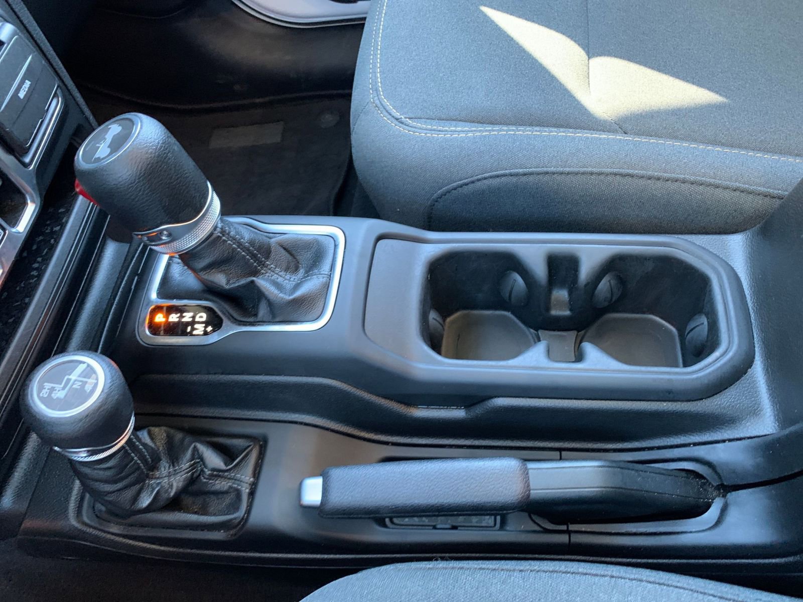 Used 2025 Jeep Wrangler Sahara image 40